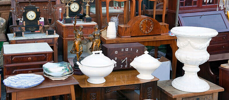 A photo showing some antique ornaments and furniture.